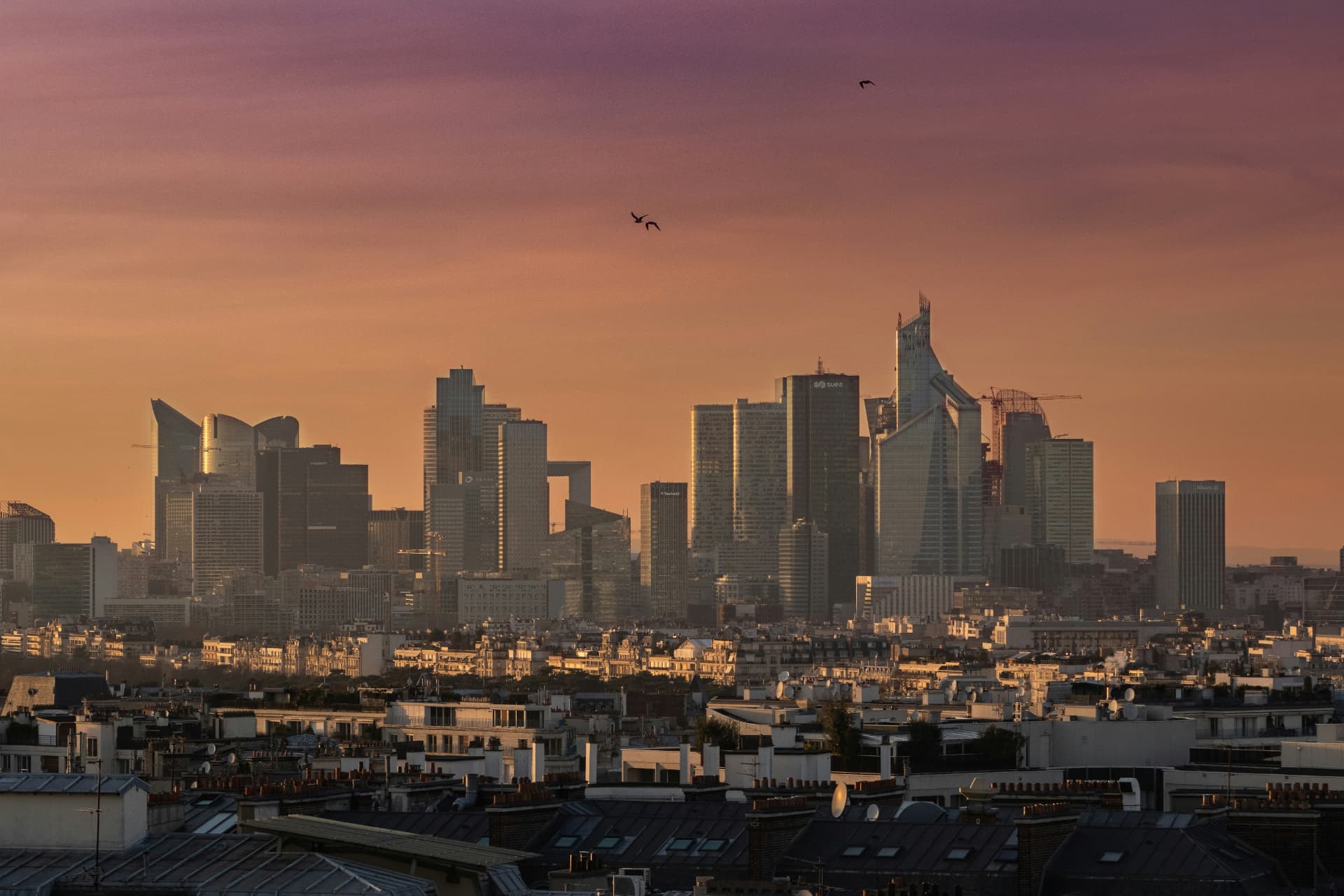 Quartier d'affaires de La Défense au coucher du soleil, vu depuis les toits de Paris